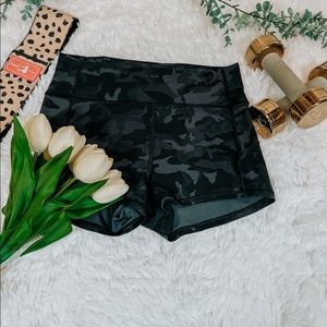 In movement lululemon incognito camo shorts sz 10
